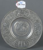 Breitrandteller. Nürnberg dat. 1619. Zinn, aufwendig reliefiert, auf der Fahne gepunzt, D=17,2 cm.