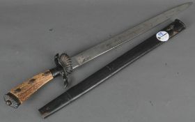 Hirschfänger in Scheide. Solingen, WKC 20. Jh. Hirschgeweihgriff mit Bronzeapplikationen und