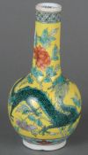 Vase. China. Porzellan, in Emailfarben bemalt mit grünem Drachen auf gelbem Fond; verso