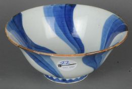 Kumme. Asien. Porzellan, mit blauem Wellendekor, ohne Marke, H=8,5 cm, D=19,7 cm.