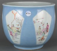 Cachepot „Famille Rose“. China 19. Jh. Porzellan, in Reserven bunt bemalt mit Figuren,