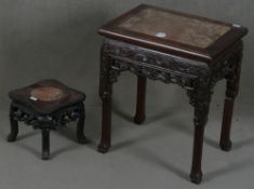Zwei Beistelltische. Asien. Massivholz, durchbrochen geschnitzt, mit eingelassener Marmorplatte H=19