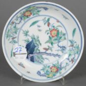 Runde Schale. Asien. Porzellan, bunt bemalt mit Doucai-Dekor, verso Yongzheng-Marke, H=3,5 cm, D=