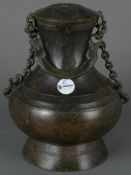 Deckelgefäß. Asien. Bronze mit Maskaronenhenkeln und Ketten, H=30,5 cm. (Wandung besch.)
