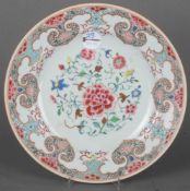 Teller. China Qianlong-Periode (1736-1795). Porzellan, bunt in Email bemalt, D=29 cm. Provenienz: