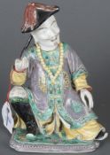 Sitzender Offizieller „Famille verte“. China 18. Jh. Bisquitporzellan, bunt bemalt, H=16 cm.