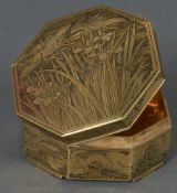 Oktogonale Deckeldose. Japan. Silber, vergoldet, reich floral ziseliert und graviert, am Boden