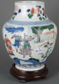 Wucai-Vase. China 19. Jh. Porzellan, bunt bemalt, H=32 bzw. 37 cm. Provenienz: Aus altem