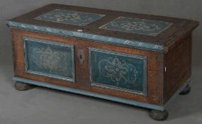 Flachdeckeltruhe. Odenwald 19. Jh. Weichholz, bemalt mit Holzmaserdekor in Strukturfarbe, Blättern