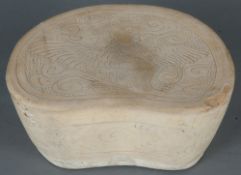 Nackenstütze. China Jin-Dynastie 12./13. Jh. Cizhou-Keramik, mit Phoenix in Ritzdekor, H=9,5 cm, B=