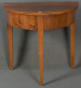 Halbrunde Biedermeier-Konsole. Deutsch 19. Jh. Massiv Nussbaum, teilw. furniert; Spitzfüße, gerade