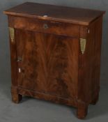 Anrichte. Deutsch 19. Jh. Mahagoni furniert; Klotzfüße, eintürige Front mit Schub, überstehende