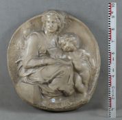 Rundes Gipsrelief. Wohl deutsch um 1900. Mit weiblicher Genie und zwei Putten, 86 x 84 cm.