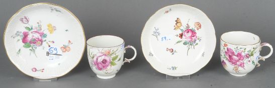 Zwei Bechertassen und zwei Unterschalen. Frankenthal 1755-59 / 1770. Porzellan, bunt bzw. purpurn