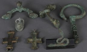 Sechstlgs. Konvolut Bronze, u.a. Teil eines Heka-Szepters, Kreuz, Beschlag. Bronze,