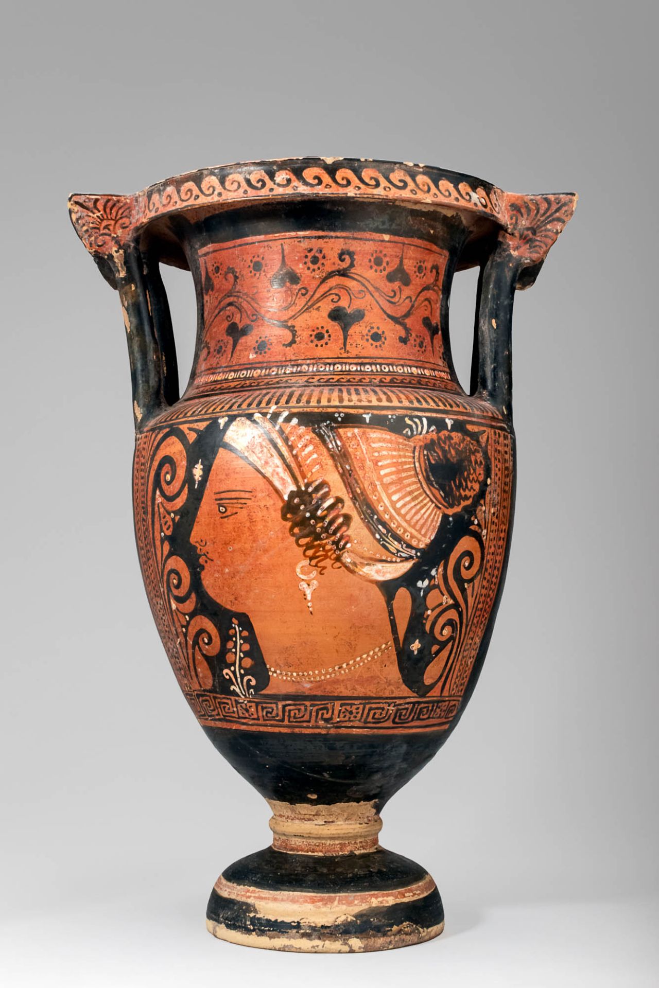 APULIAN COLUMN KRATER WITH NIKE AND LADY OF FASHION BY THE CIRCLE OF TARPORLAY PAINTER - Bild 3 aus 6