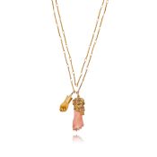 LONGUE CHAÎNE EN OR 9 CARATS AVEC PENDENTIFS EN CORAIL, OS, RUBIS, SAPHIRS ET DIAMANT