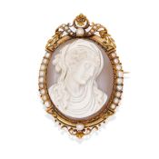 BROCHE ET PAIRE DE BOUCLES D'OREILLES EN OR, CAMÉE SUR AGATE, ÉMAIL NOIR ET PERLES, VERS 1870