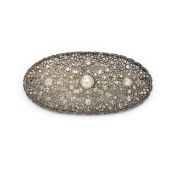 BROCHE PLAQUE EN OR, ARGENT, PERLE FINE ET DIAMANTS