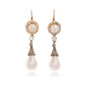PAIRE DE PENDANTS D'OREILLES EN OR, PERLES FINES ET DIAMANTS