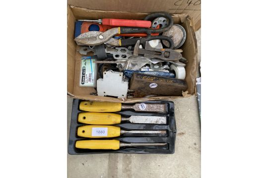 AN ASSORTMENT OF TOOLS TO INCLUDE SNIPS, CHISELS AND A MALLET ETC - Image 2 of 3