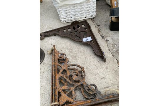 AN ASSORTMENT OF ITEMS TO INCLUDE A BELL AND WALL BRACKETS ETC - Image 4 of 4