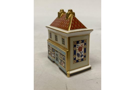 A ROYAL CROWN DERBY PAPERWEIGHT "THE CHINA SHOP" WITH CERAMIC STOPPER - 8 X 7.5 CM - Image 3 of 5