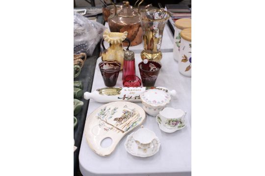 A QUANTITY OF CERAMICS AND GLASSWARE TO INCLUDE CUOS AND SAUCERS, A VINTAGE 'SAILORS JOY' - Image 1 of 5