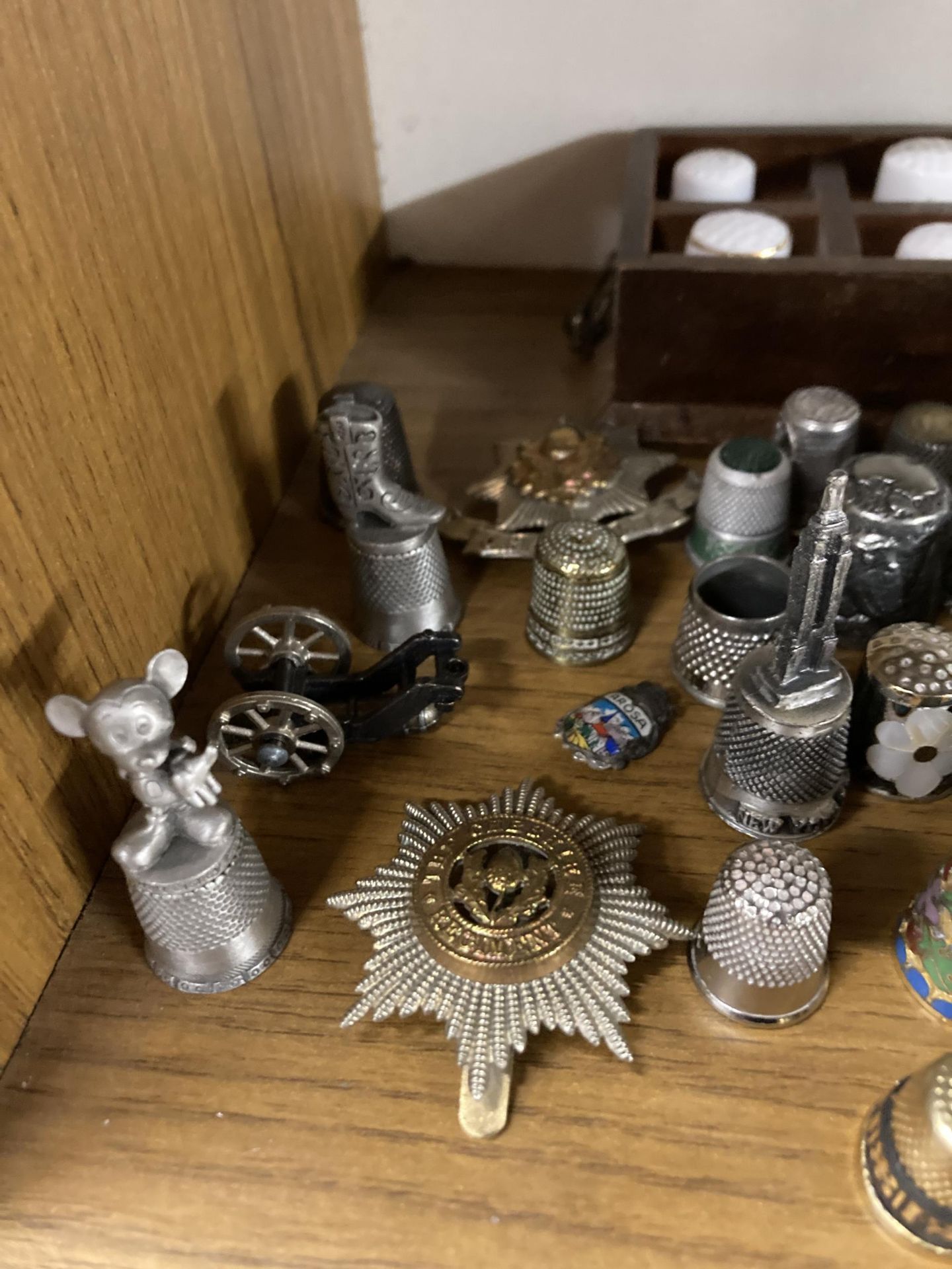 A COLLECTION OF METAL AND CERAMIC THIMBLES - Image 4 of 5