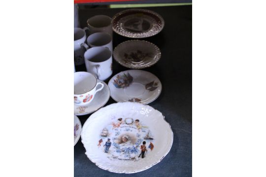 A COLLECTION OF ROYAL COMMEMORATIVE CERAMICS TO INCLUDE MUGS AND PLATES - Image 2 of 4