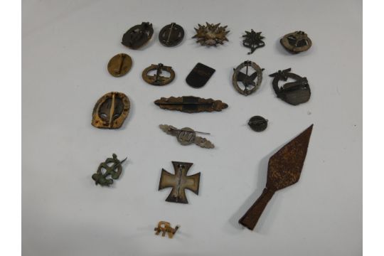 A COLLECTION OF SIXTEEN 20TH CENTURY GERMAN BADGES - Image 2 of 2