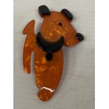 AN ART DECO DOG BROOCH