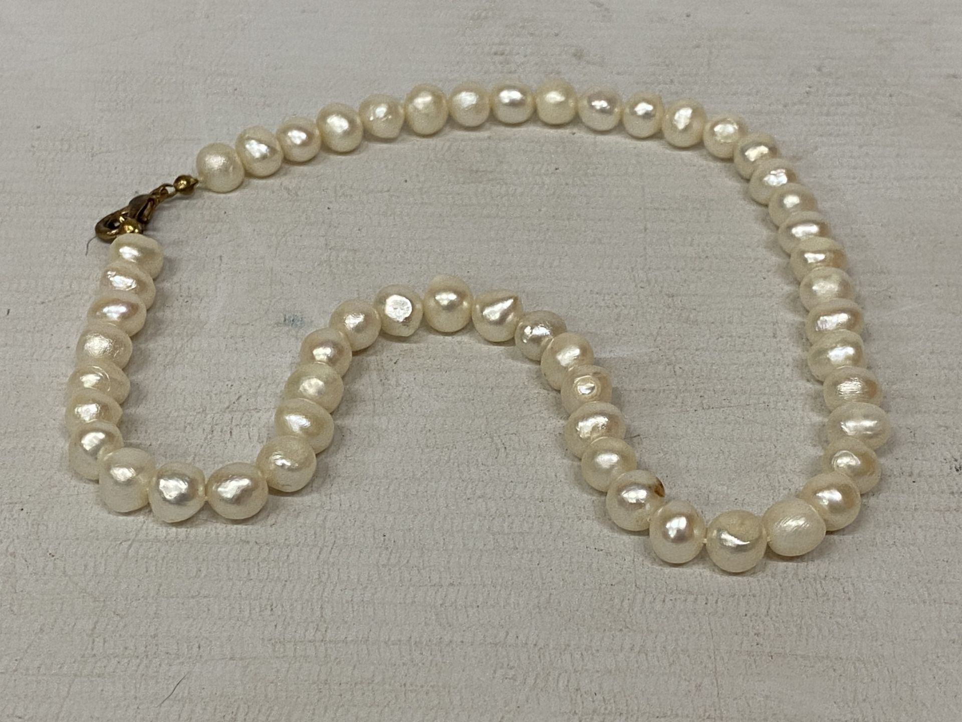 A PEARL NECKLACE - Image 2 of 4