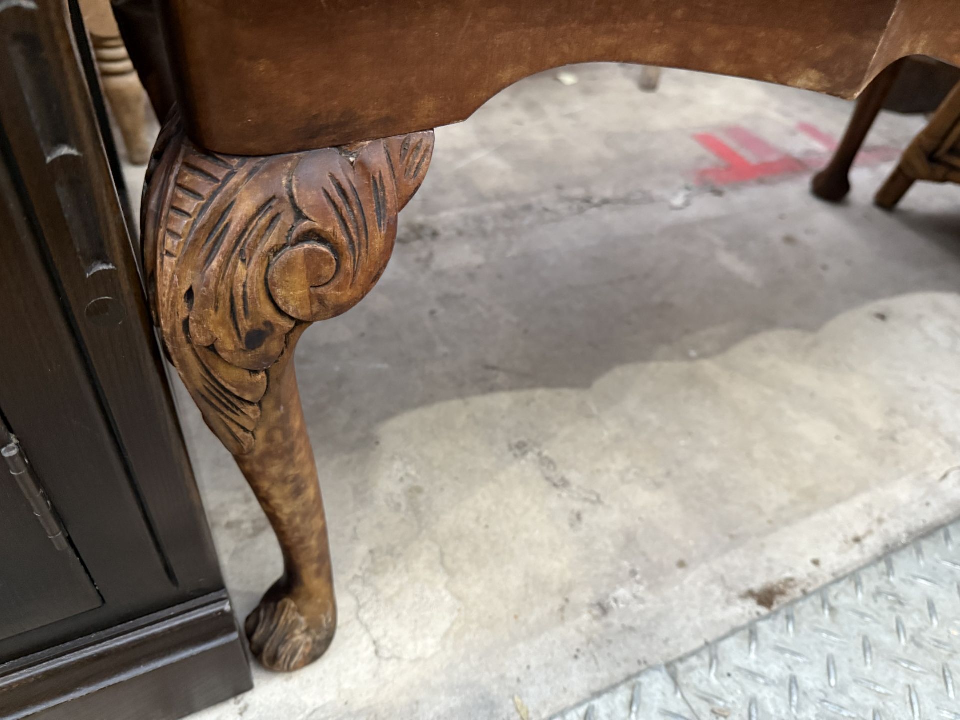 A WALNUT COFFEE TABLE ON CABRIOLE LEGS - Image 3 of 3