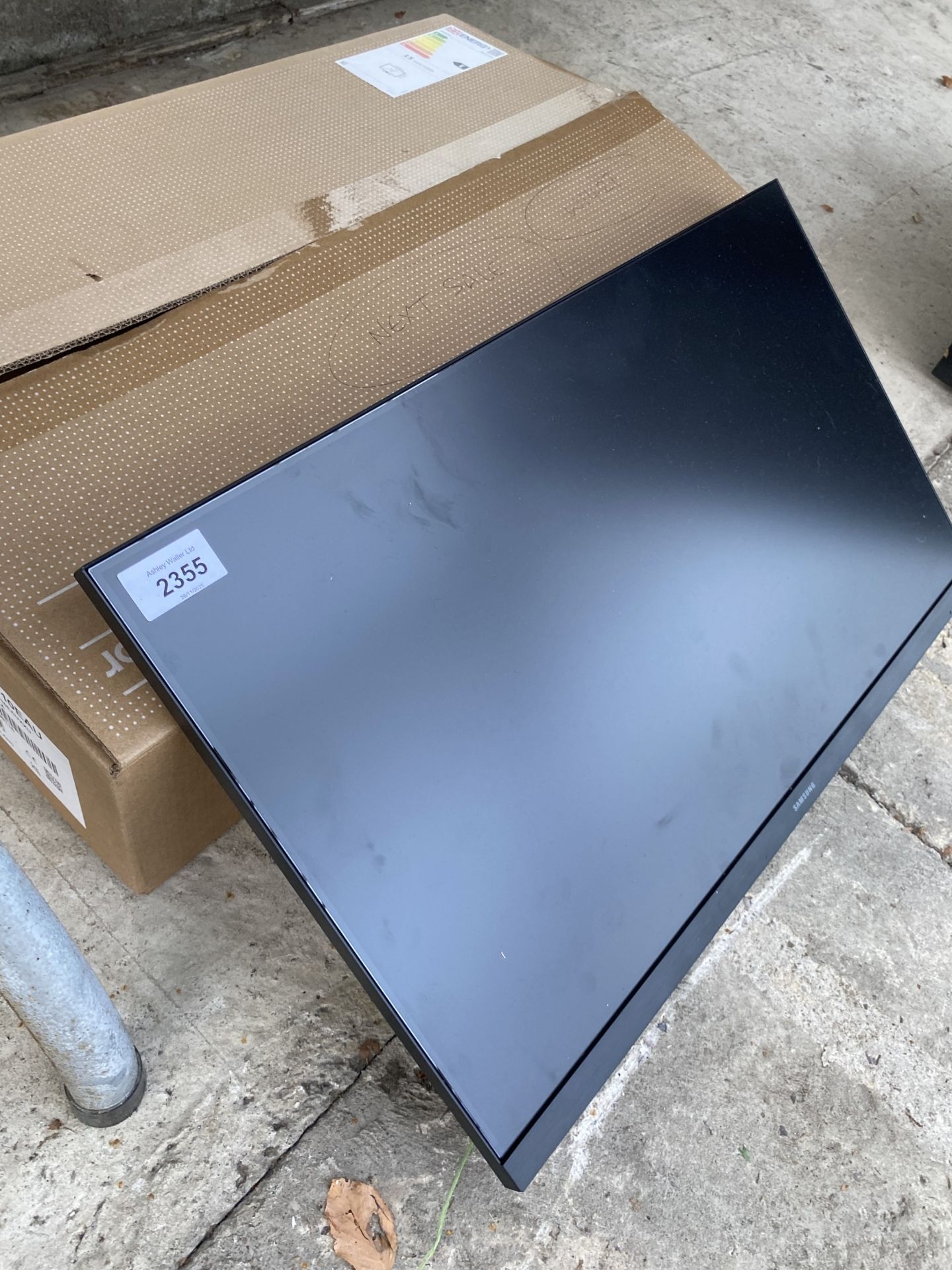 A SAMSUNG COMPUTER MONITOR WITH BOX AND CABLES
