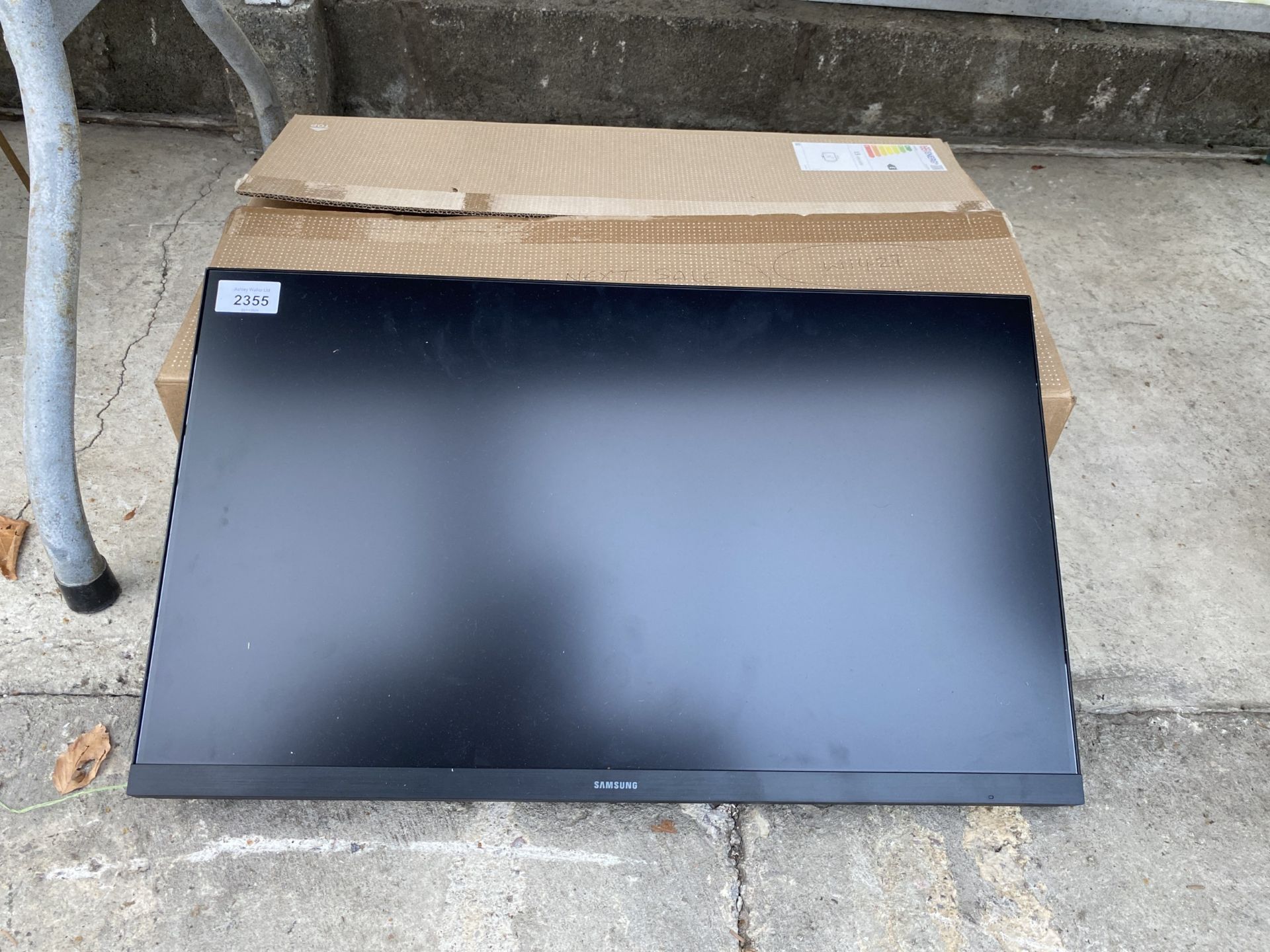 A SAMSUNG COMPUTER MONITOR WITH BOX AND CABLES