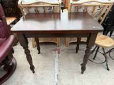 A VICTORIAN STYLE KITCHEN TABLE ON TURNED LEGS, 35" X 23"