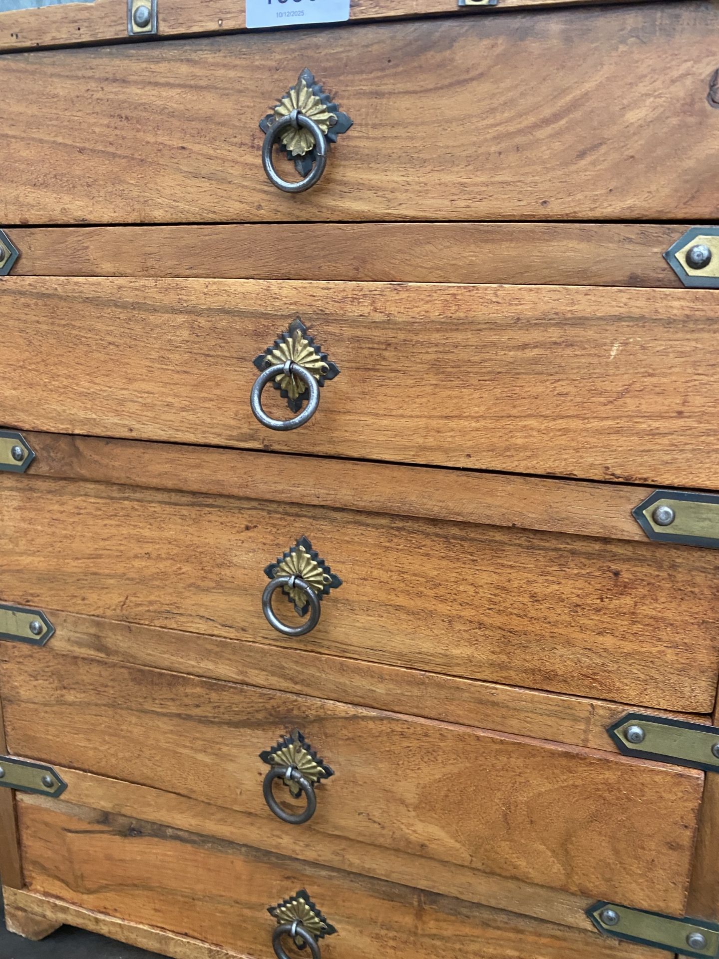A MINIATURE HARDWOOD CHEST OF FIVE DRAWERS WITH BRASS DETAIL - Image 2 of 5