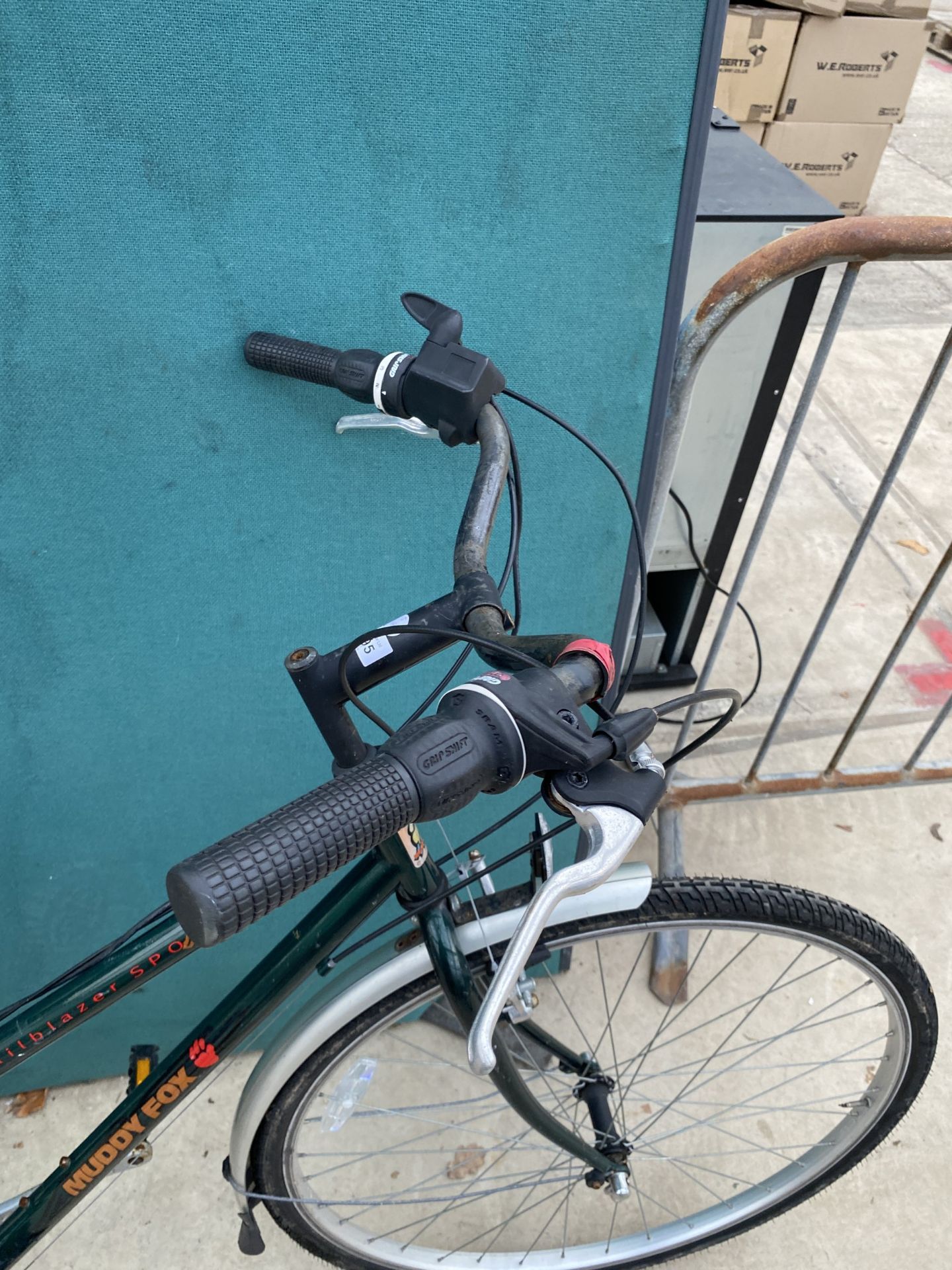 A MUDDYFOX TRAILBLAZER POWER ASSISTED LADIES BIKE WITH 18 SPEED GEAR SYSTEM AND COMPLETE WITH - Image 4 of 5