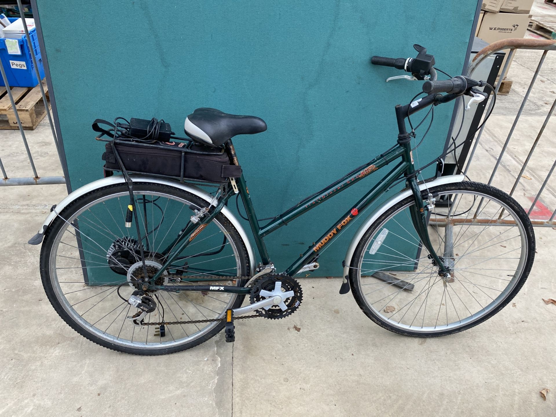 A MUDDYFOX TRAILBLAZER POWER ASSISTED LADIES BIKE WITH 18 SPEED GEAR SYSTEM AND COMPLETE WITH