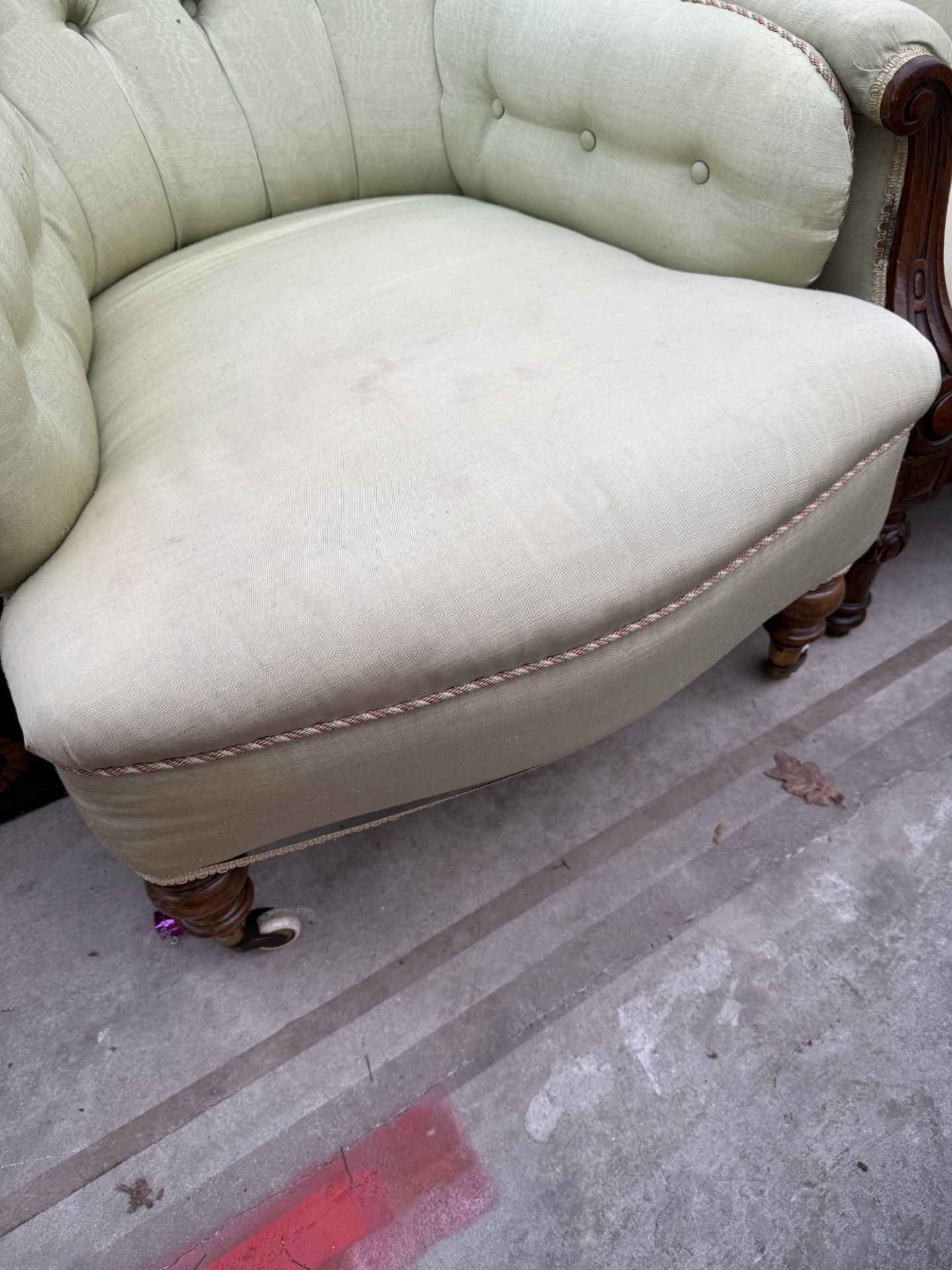 A VICTORIAN BUTTON BACK LOUNGE CHAIR WITH SHAPED ARMS ON TURNED FRONT LEGS - Image 3 of 4