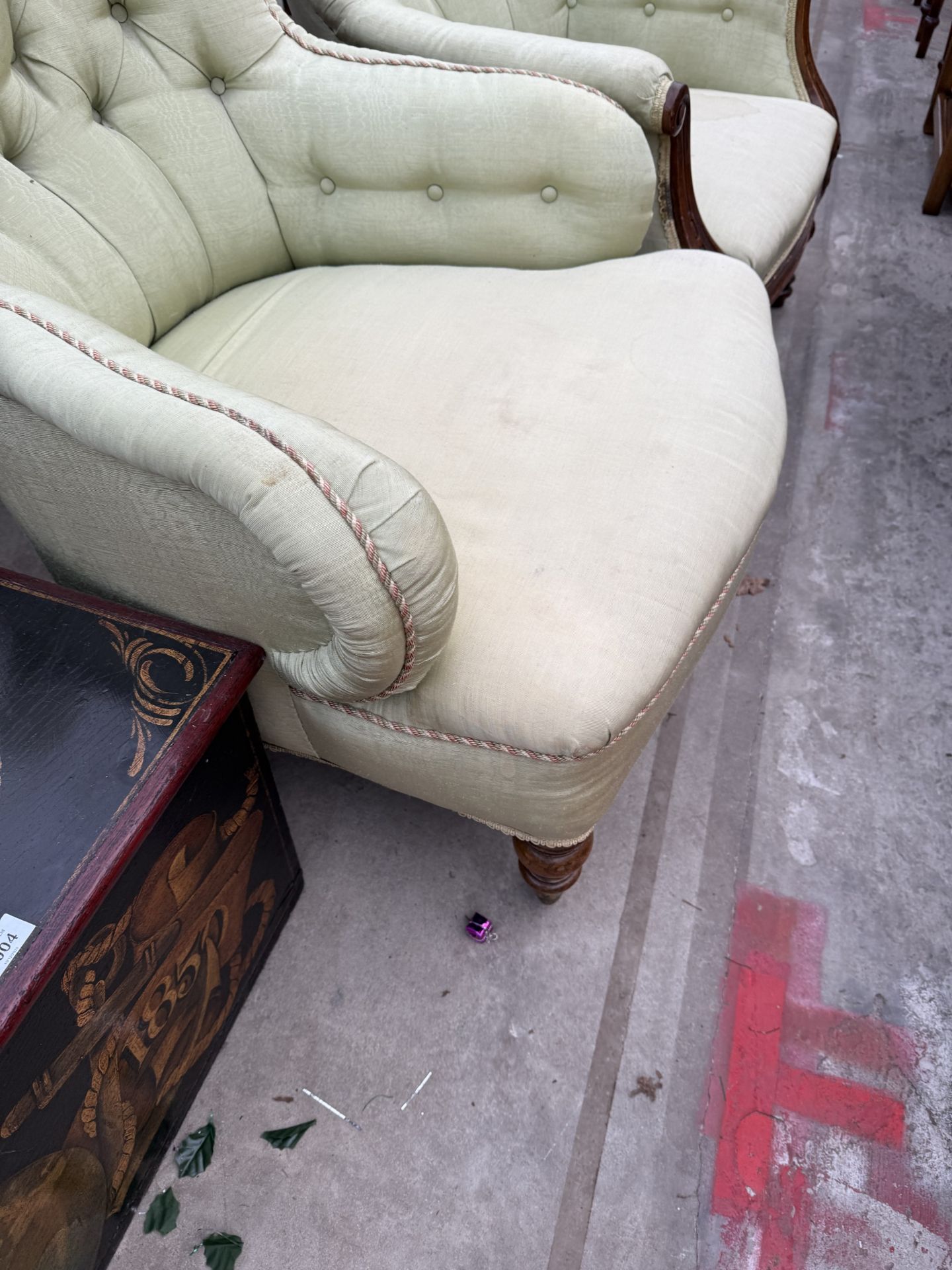 A VICTORIAN BUTTON BACK LOUNGE CHAIR WITH SHAPED ARMS ON TURNED FRONT LEGS - Image 4 of 4