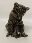 A LARGE ANITA HARRIS BEAR AND CUB FIGURE, SIGNED TO THE BASE, HEIGHT 27CM