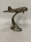 A WHITE METAL MODEL OF AN AEROPLANE, HEIGHT 21CM