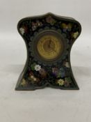 AN ANTIQUE CLOISONNE ENAMELLED MANTLE CLOCK WITH BUTTERFLY AND FLORAL DECORATION, HEIGHT 15CM -
