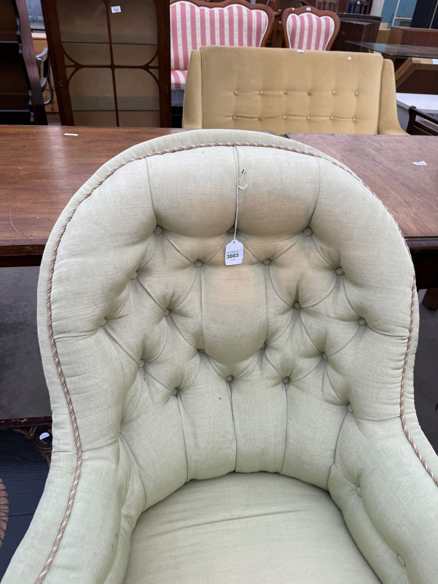 A VICTORIAN BUTTON BACK LOUNGE CHAIR WITH SHAPED ARMS ON TURNED FRONT LEGS - Image 2 of 4