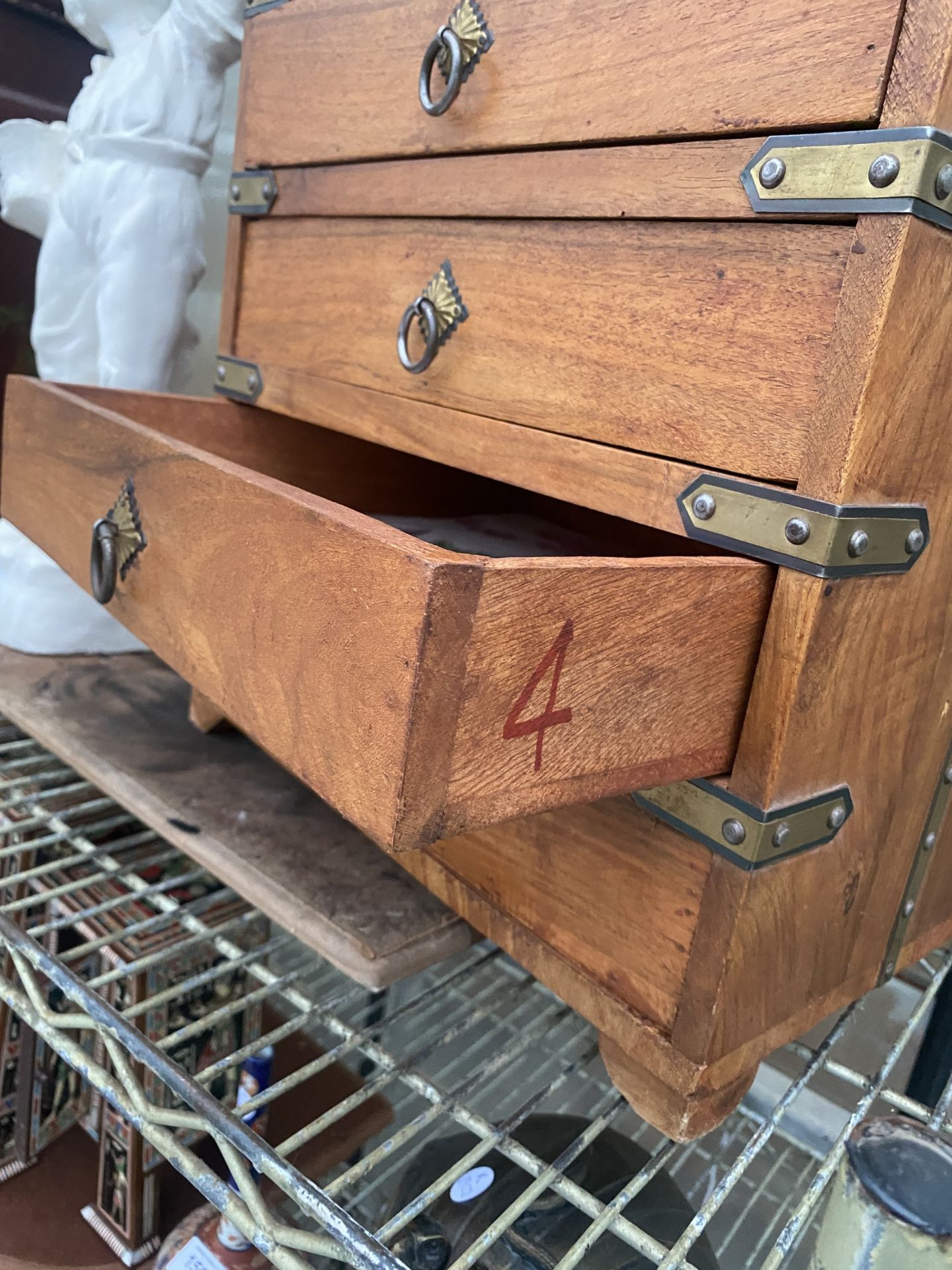 A MINIATURE HARDWOOD CHEST OF FIVE DRAWERS WITH BRASS DETAIL - Image 5 of 5