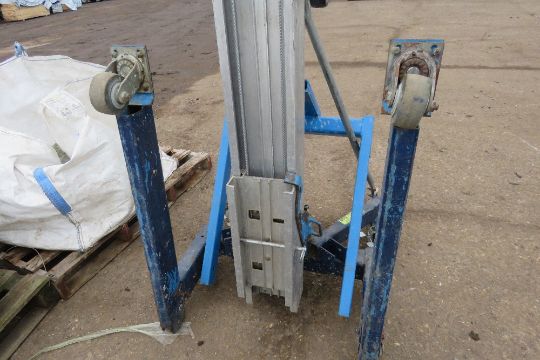 GENIE SLA10 2 SECTION MATERIAL HOIST WITH FORKS. - Image 4 of 8