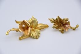 Zwei florale Broschen