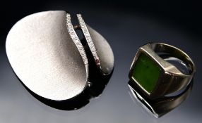 14K Weissgold Ring mit grünem Stein und Brosche